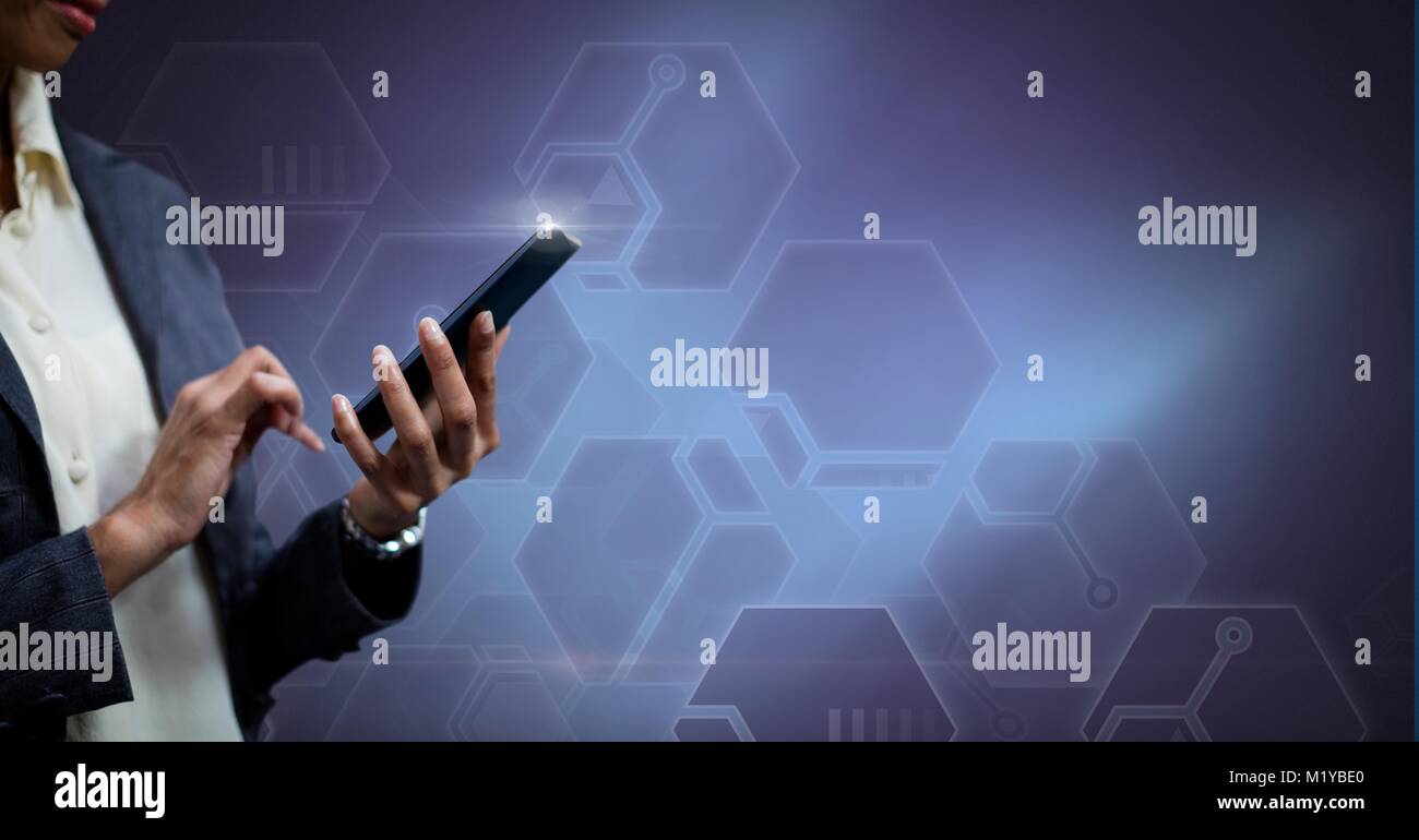 Mano che tiene il telefono con sfondo tecnologico Foto Stock