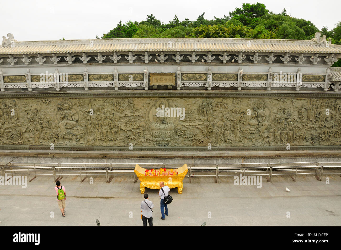 Luglio 19, 2015. Putuoshan, Cina. Un grande religiosa buddista murale e turisti cinesi sull isola di Putuoshan al Guanyin dea del mare . Foto Stock