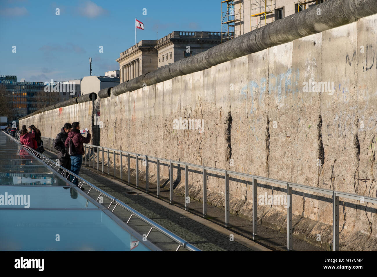 Berlino, Germania - Gennaio 2018: persone presso il Memoriale del Muro di Berlino in Berlino, Germania Foto Stock
