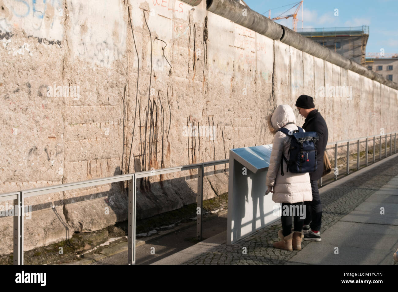 Berlino, Germania - Gennaio 2018: persone presso il Memoriale del Muro di Berlino in Berlino, Germania Foto Stock