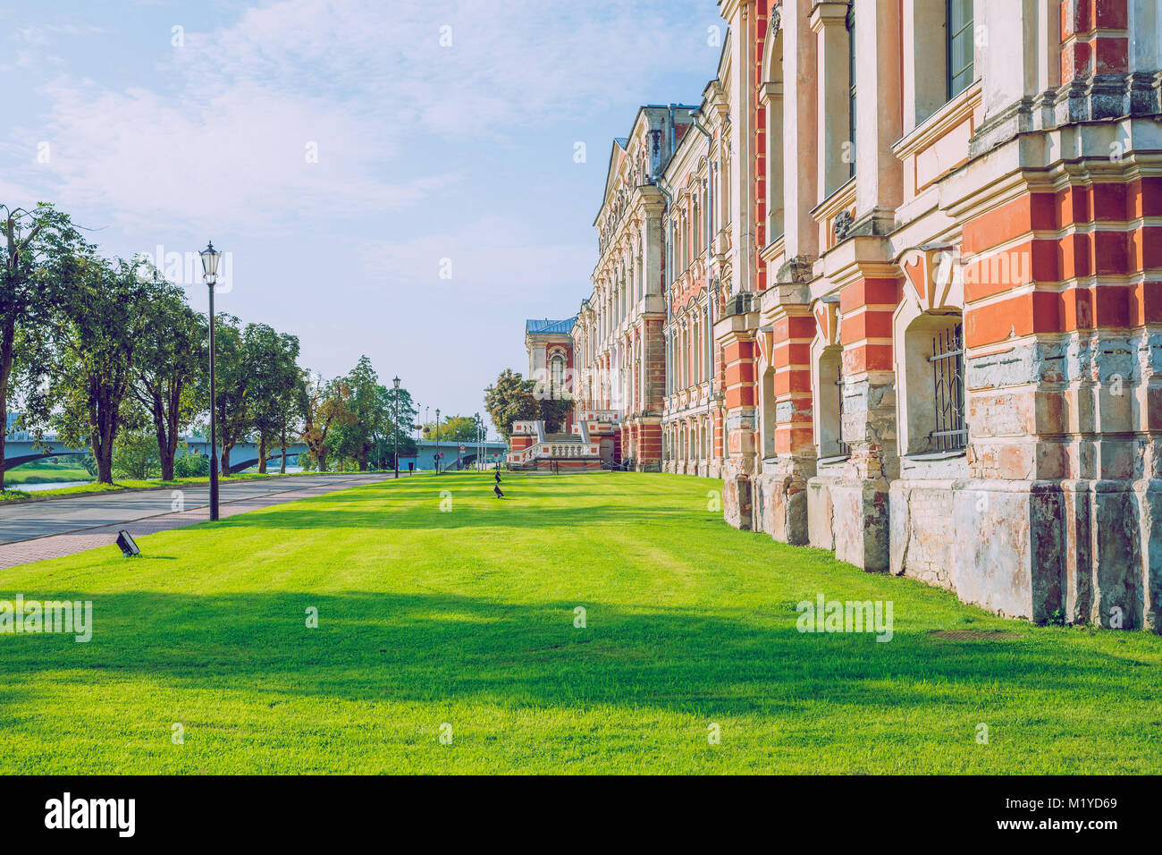 Il vecchio castello rosso in Jelgava, Lettonia. L agricoltura lettone università. Foto di viaggio. 2016 La natura e aria fresca. Foto Stock