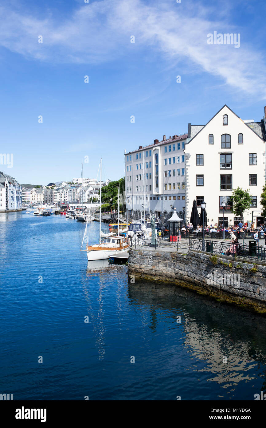 Vista dal centro della cittadina di Ålesund, Norvegia. Uno dei canali di fronte. Foto Stock