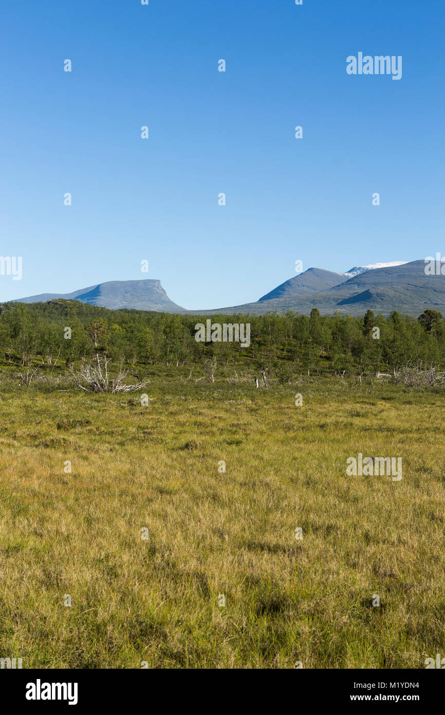 Lapporten, un passo di montagna in Lapponia, Svezia visto da lontano. Una croce rossa segna il sentiero a piedi nella natura selvaggia. Foto Stock