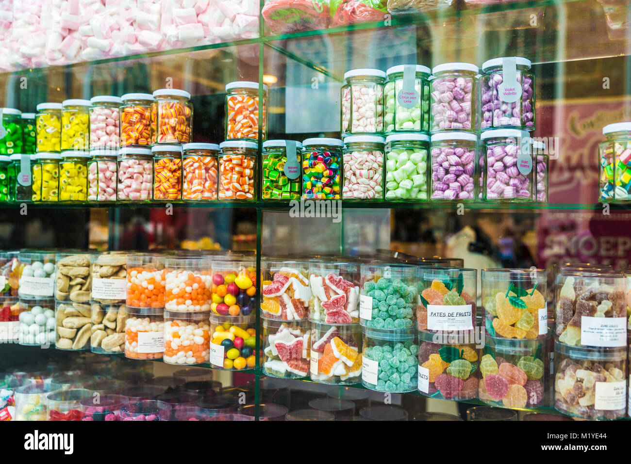 Bruges, Belgio - 1 Settembre 2017: Visualizzazione di un negozio di dolciumi pieno di caramelle di zucchero con sapori di frutta nella città medievale di Bruges, Belgio Foto Stock