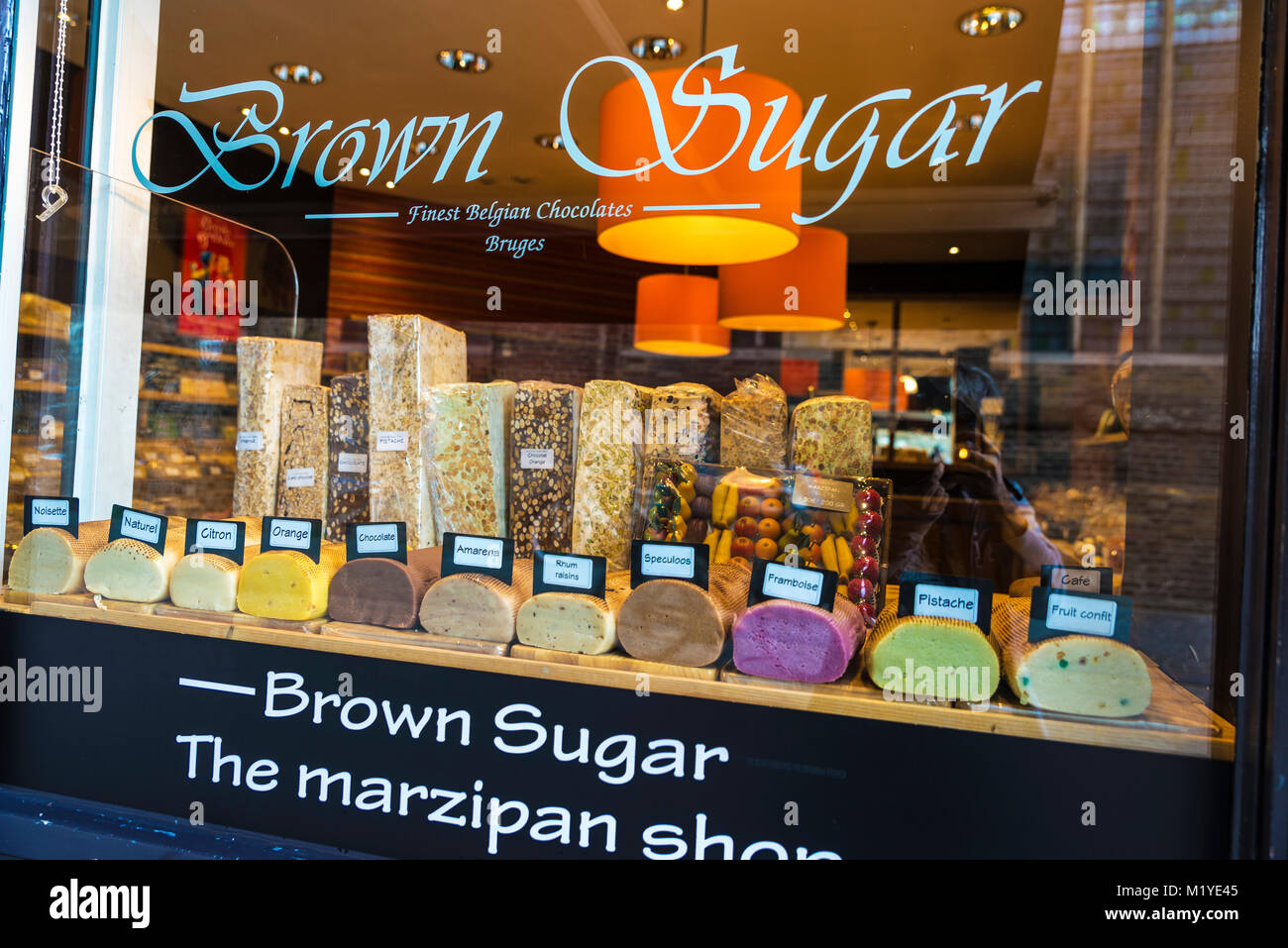 Bruges, Belgio - 1 Settembre 2017: Visualizzazione di un negozio di marzapane piena di cioccolatini con sapori di frutta nella città medievale di Bruges, Belgio Foto Stock