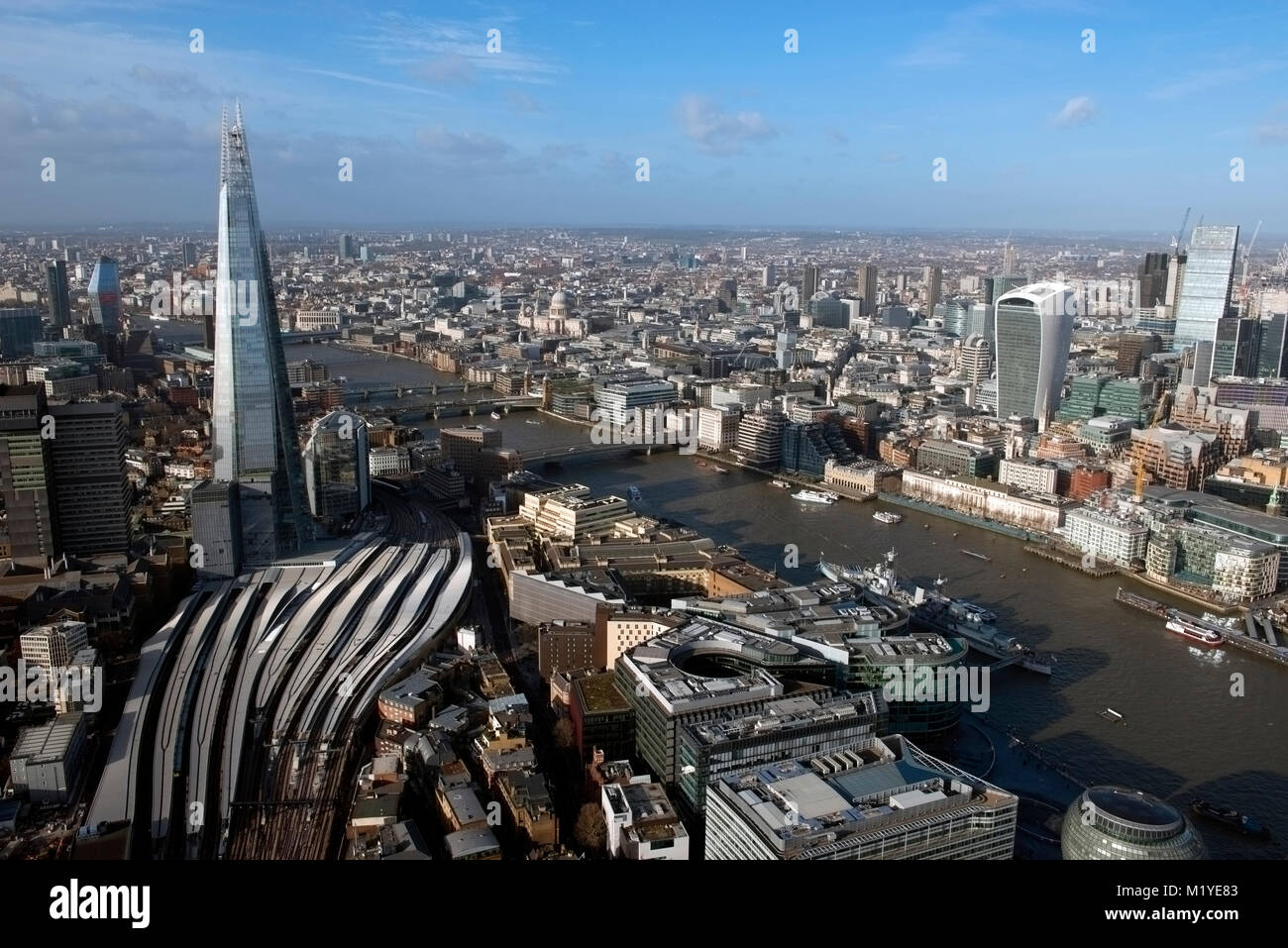 Vista aerea della città di Londra, il Tamigi e il coccio. Foto Stock