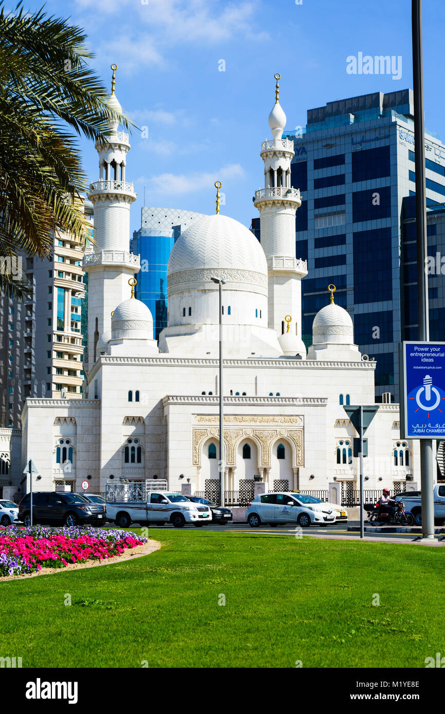 DUBAI, Emirati Arabi Uniti - 1 febbraio 2018: Moschea vicino al Dubai Creek circondato da edifici moderni e trafficata strada di traffico Foto Stock