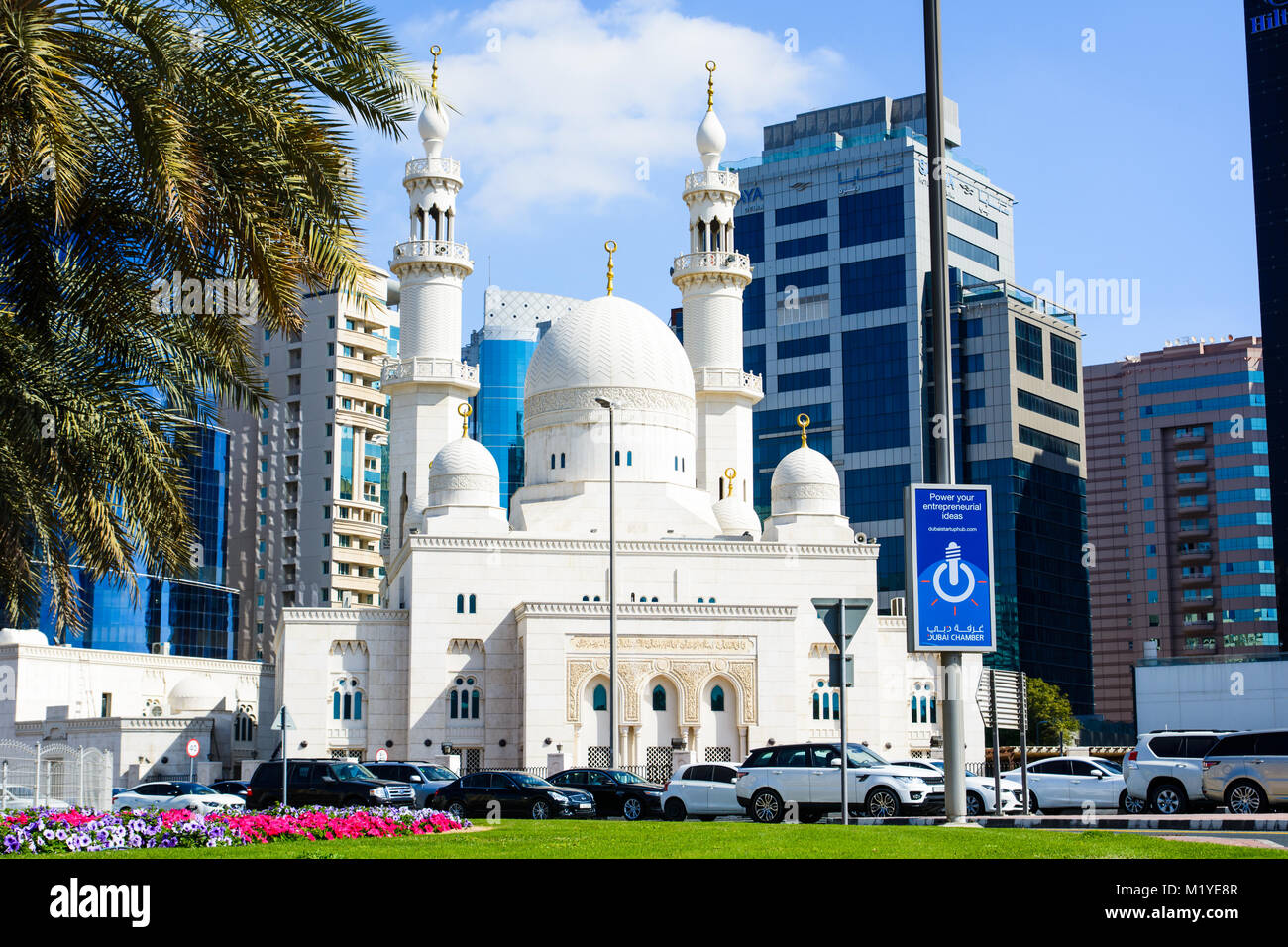 DUBAI, Emirati Arabi Uniti - 1 febbraio 2018: Moschea vicino al Dubai Creek circondato da edifici moderni e trafficata strada di traffico Foto Stock