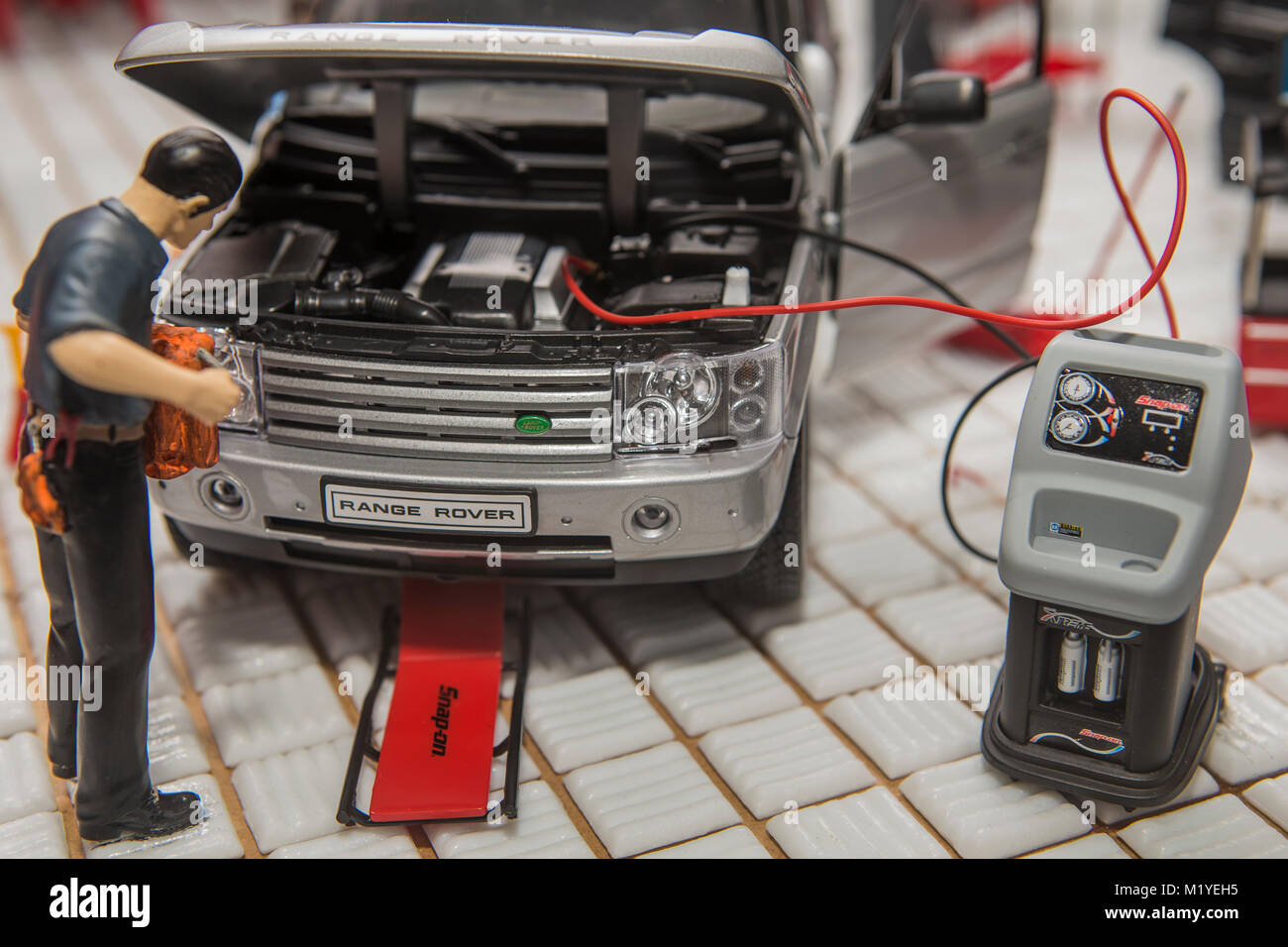 Un modello di Land Rover service center. Foto Stock