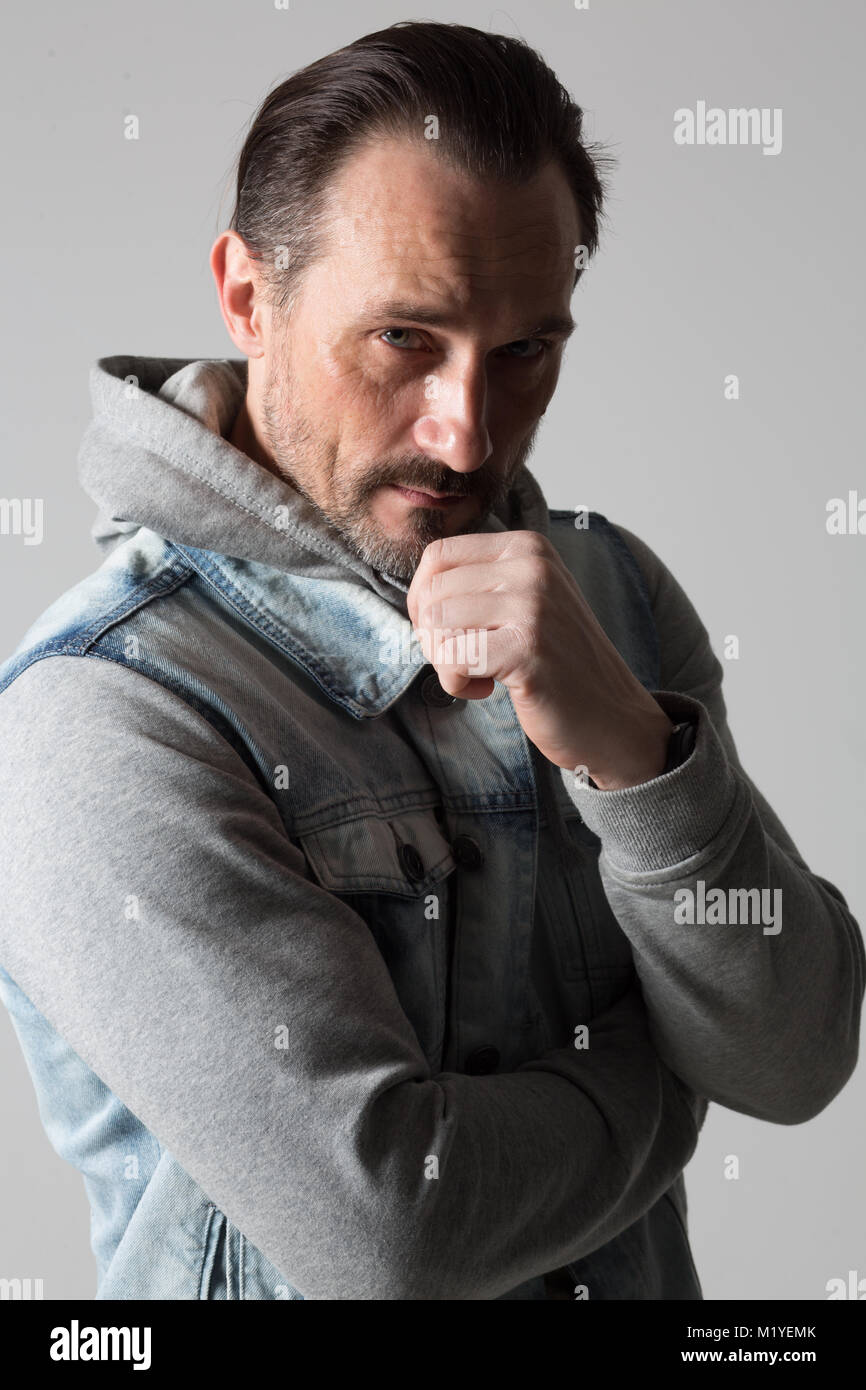 Piuttosto giovane in posa Foto Stock