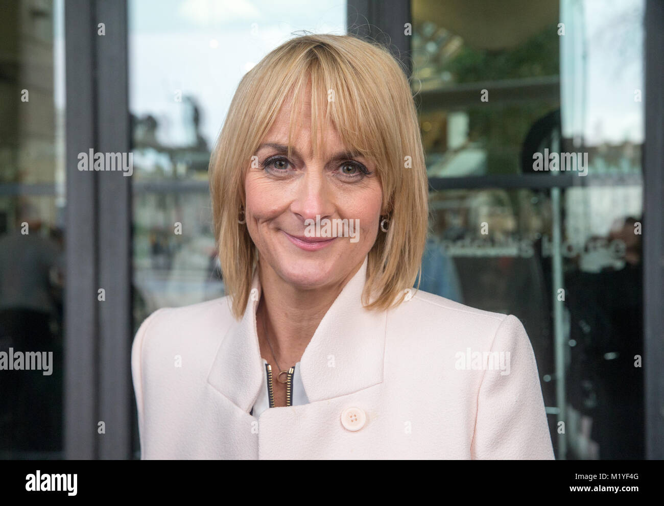 Giornalista e presentatore televisivo, Louise Minchin, arriva a Portcullis House per il supporto di Carrie Gracie all'indagine sulla retribuzione equa per le donne Foto Stock