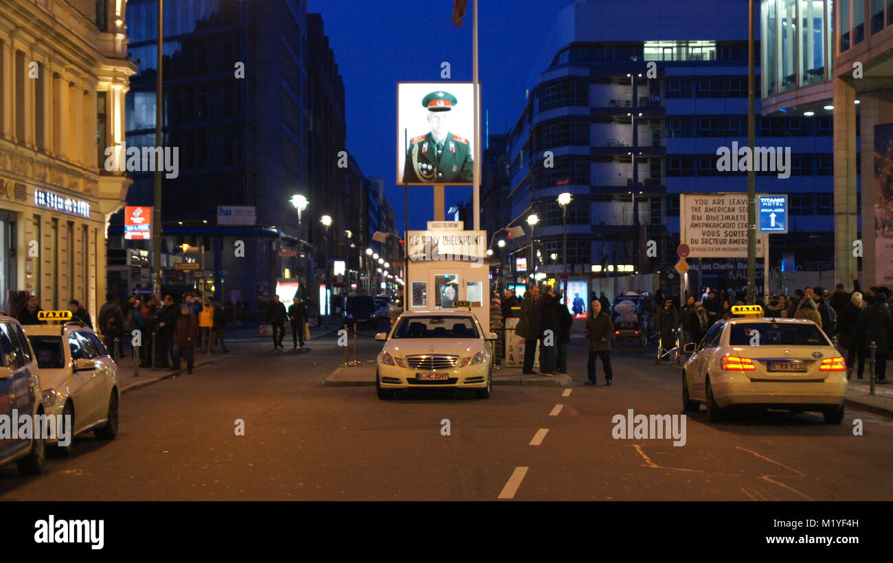 Berlino, Germania - Gennaio 17th, 2015: Ex bordercross Checkpoint Charlie a Berlino. È il più noto del muro di Berlino in punto di incrocio tra Berlino Ovest e Berlino Est durante la Guerra fredda Foto Stock