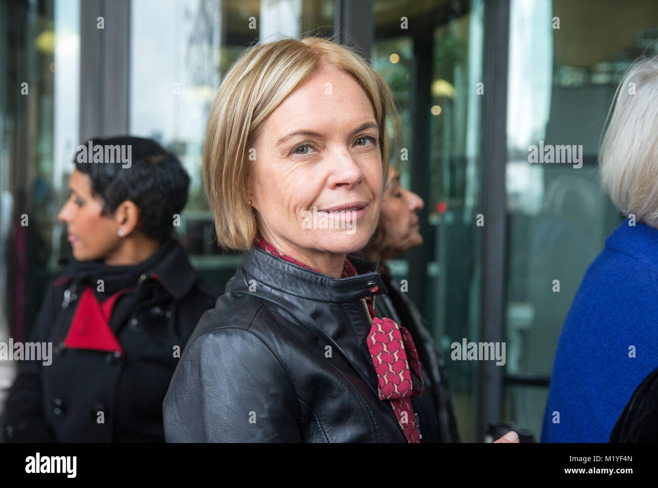 Giornalista e presentatore televisivo, Mariella Frostrup, arriva a Portcullis House per il supporto di Carrie Gracie all'indagine sulla retribuzione equa per le donne Foto Stock