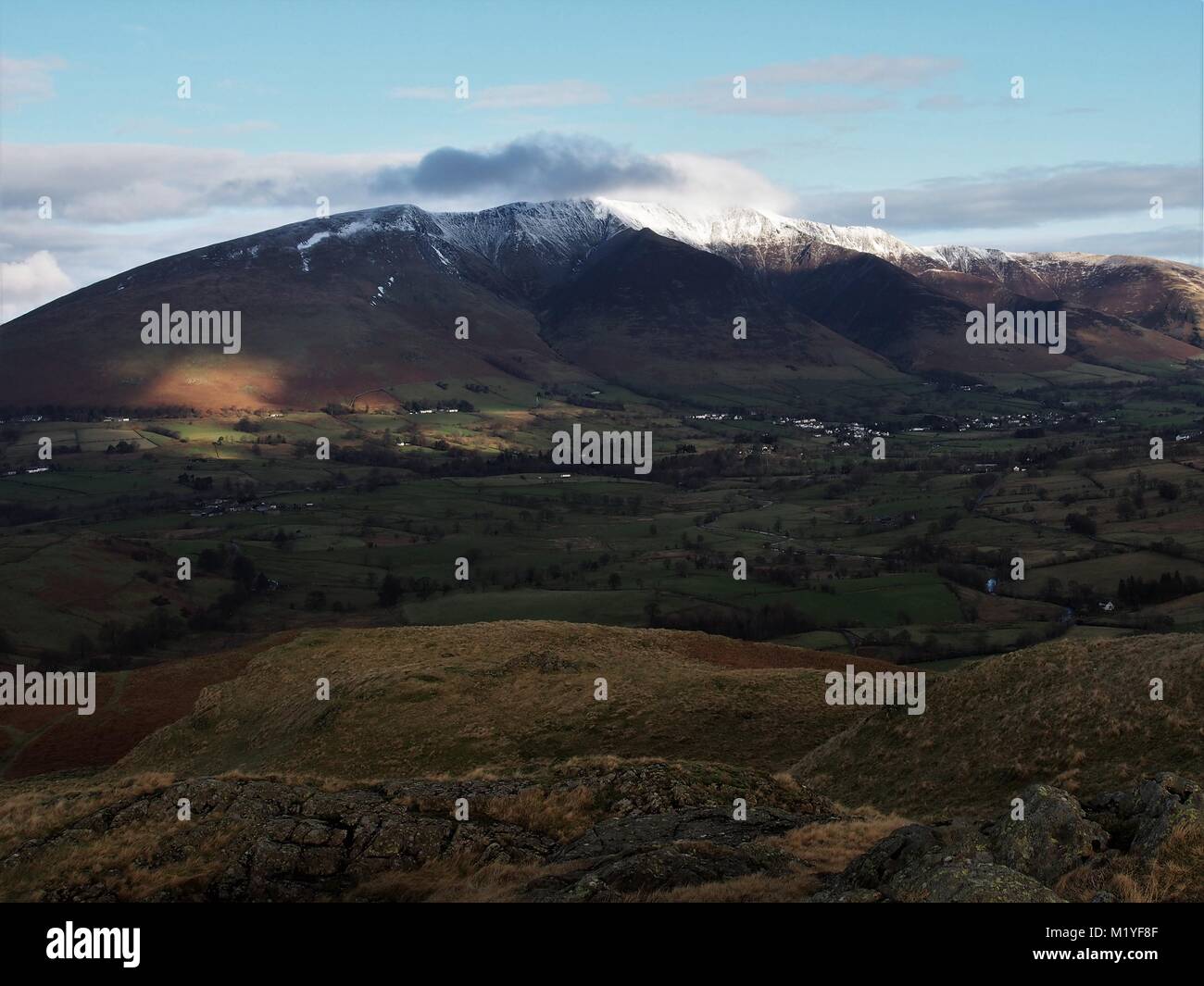 Snow capped Blencathra da alta Rigg, Parco Nazionale del Distretto dei Laghi, Cumbria, Regno Unito Foto Stock