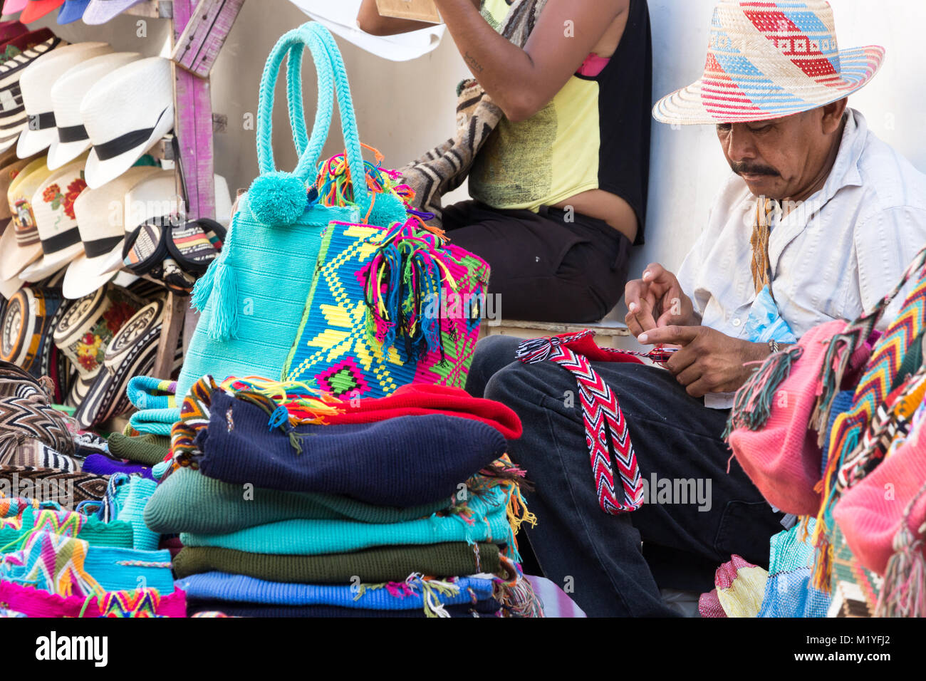 Cartagena, Colombia - Gennaio 23th, 2018: un colombiano artigiano di tessitura artigianale a mano in lana e cotone borse in Plaza de Bolivar a Cartagena. Foto Stock