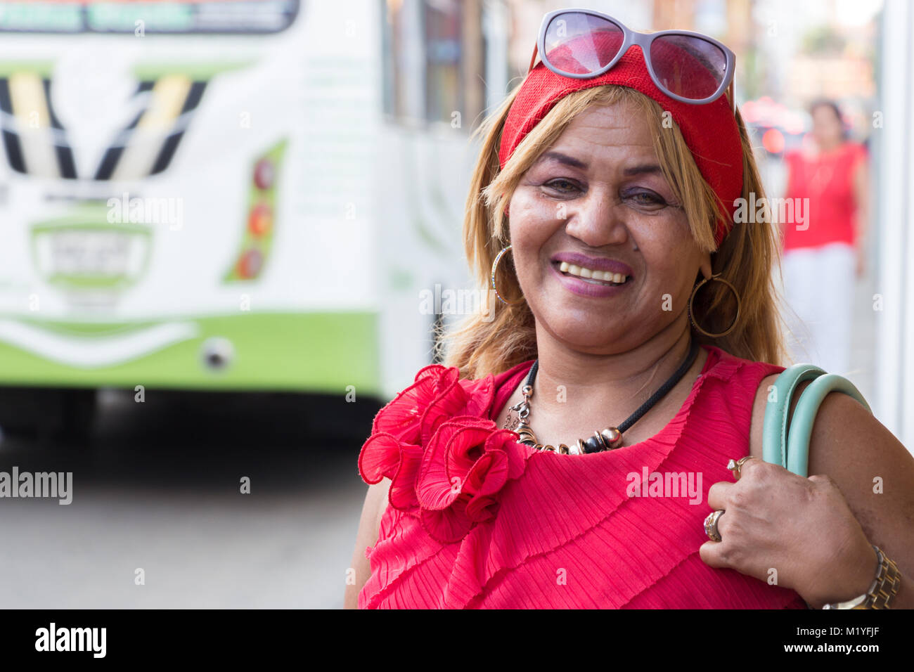 Cartagena, Colombia - Gennaio 23th, 2018: Ritratto di una matura donna locale, nativo di Cartagena, indossando abiti colorati e occhiali da sole. Foto Stock
