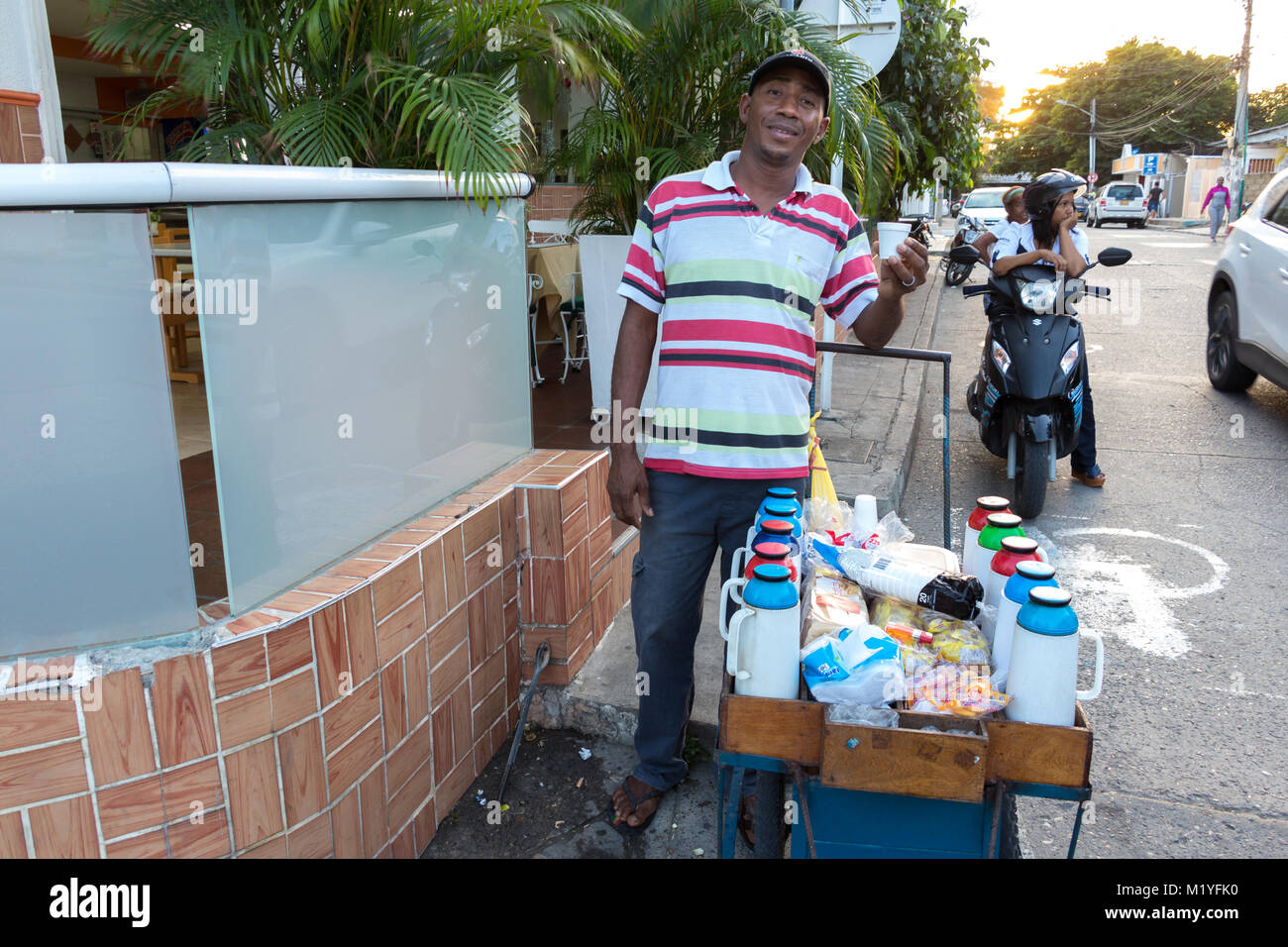 Cartagena, Colombia - Gennaio 23th, 2018: un fornitore colombiano in posa mostra una tazza di tradizionale Tinto, una sorta di filtro caffè con zucchero posto in Foto Stock