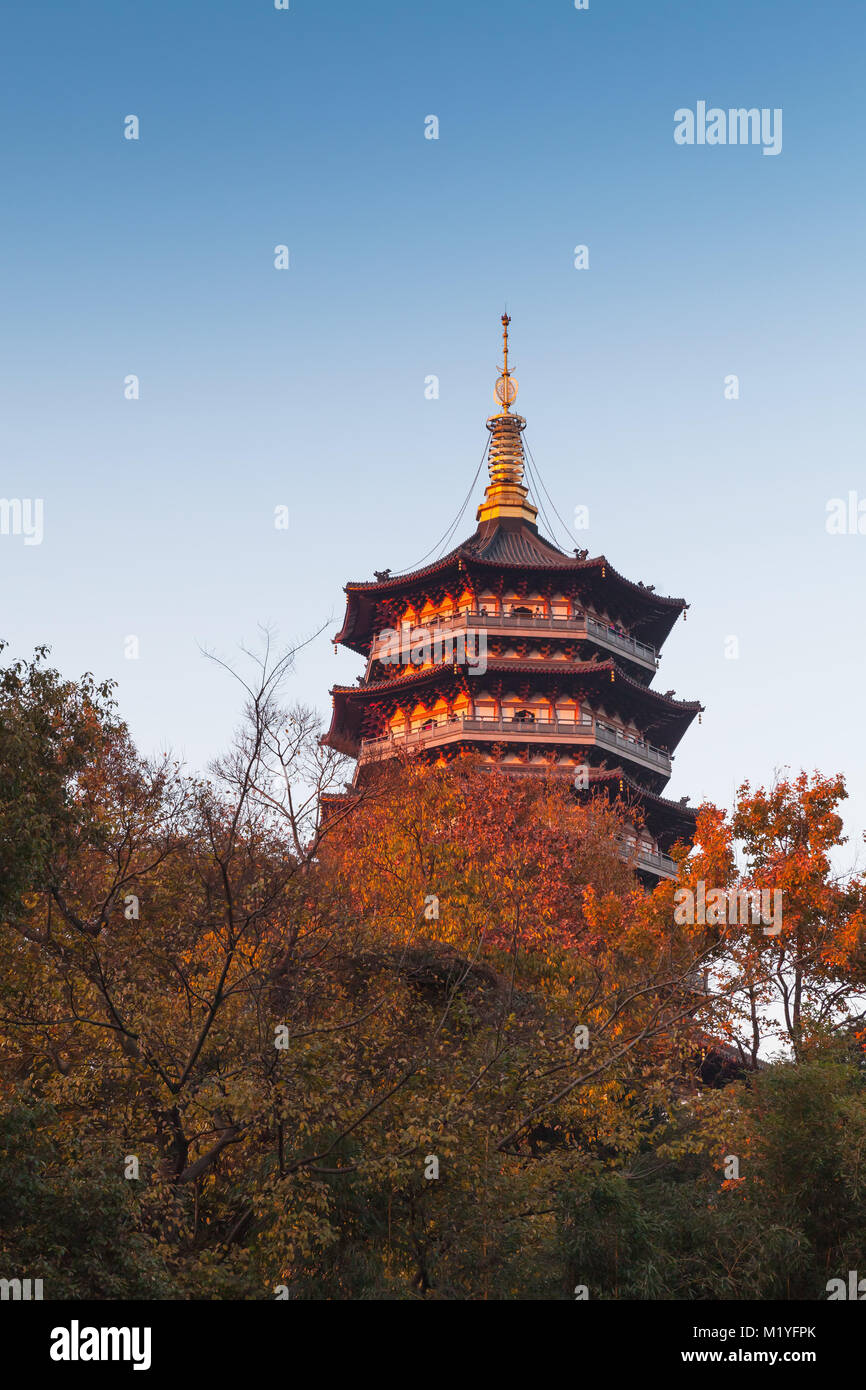 Antica pagoda sulla costa del Lago Ovest. Famoso Parco pubblico di Hangzhou, Cina Foto Stock