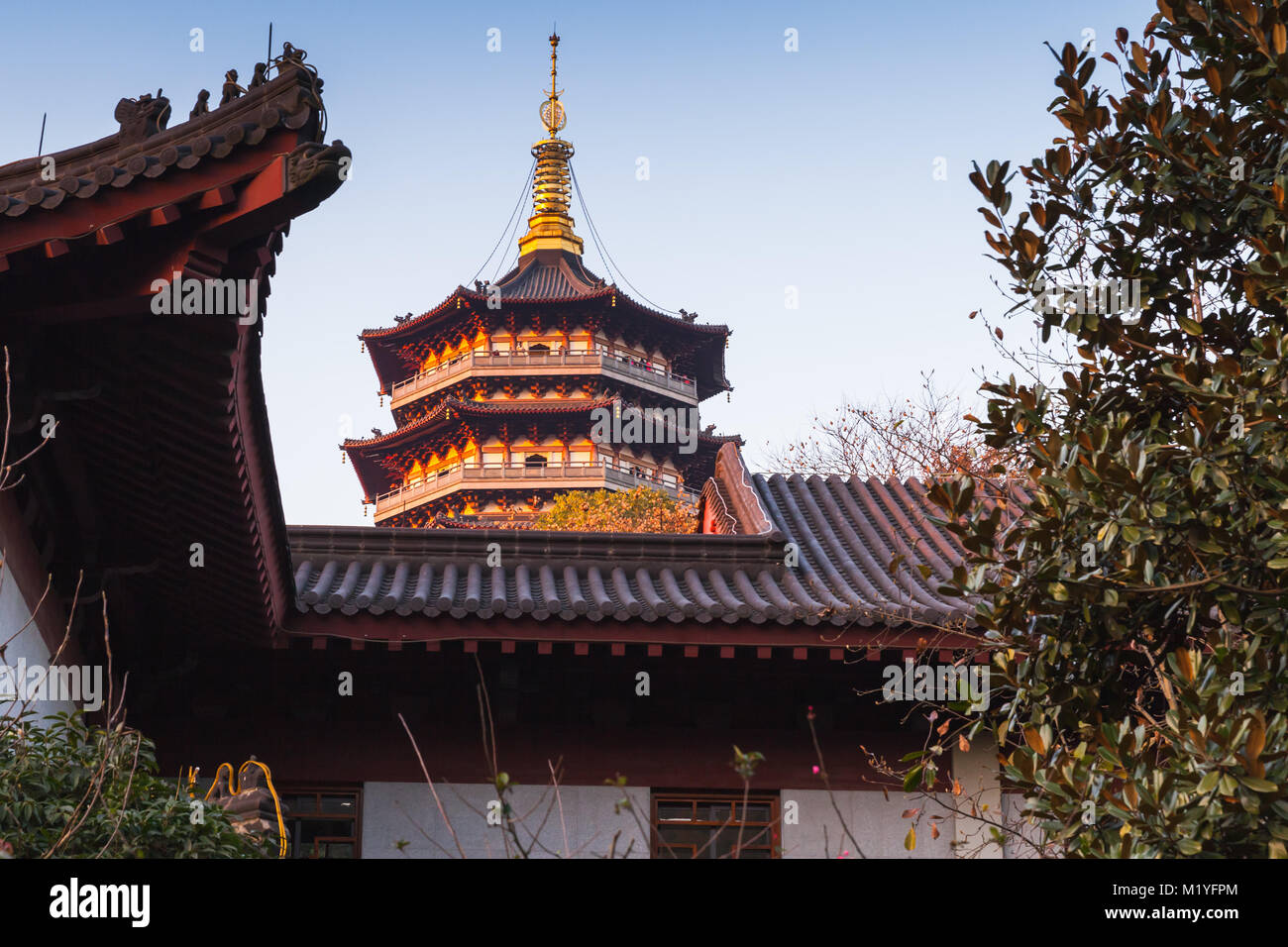 Antica pagoda sulla costa del Lago Ovest. Famoso Parco pubblico di Hangzhou, Cina Foto Stock