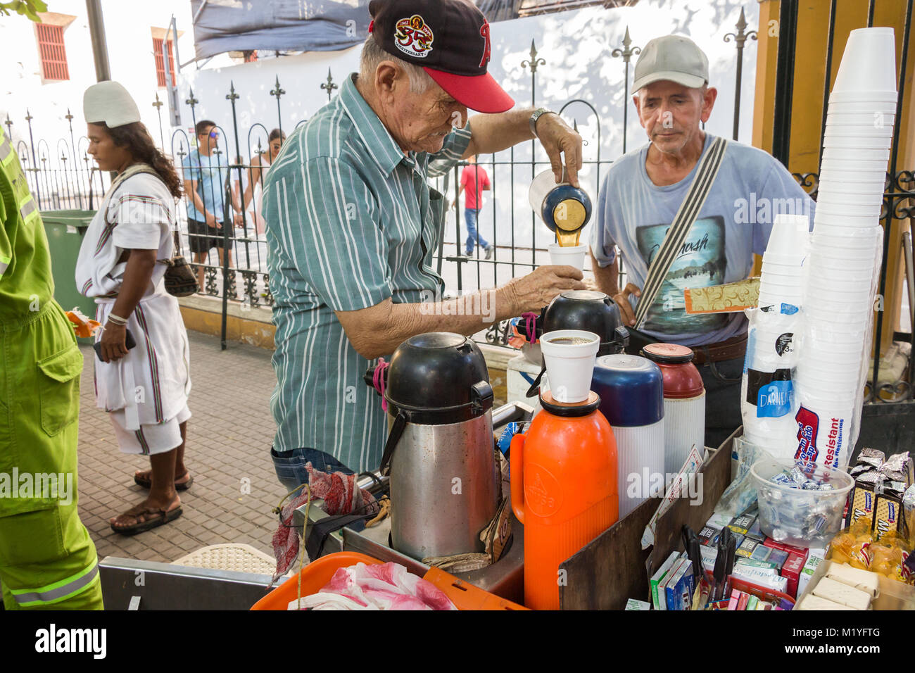 Cartagena, Colombia - Gennaio 23th, 2018: un colombiano venditore a vendere il tradizionale Tinto, una sorta di filtro caffè con zucchero posto in thermos a t Foto Stock