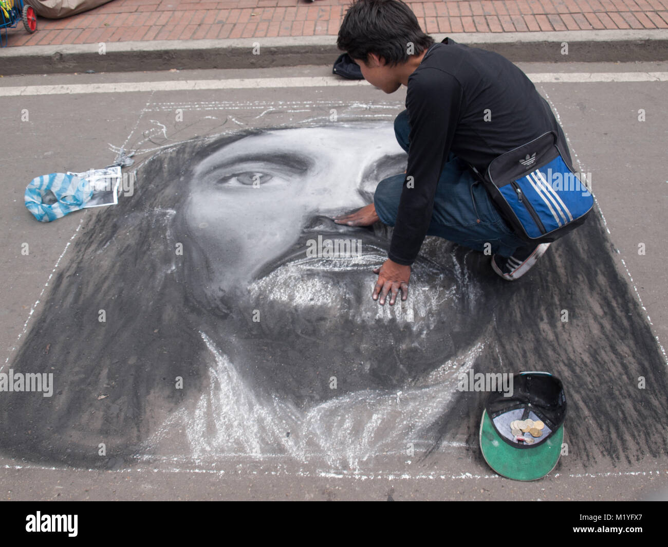 Dipingere il volto di Cristo con gesso nel marciapiede in un Via Bogotà Foto Stock