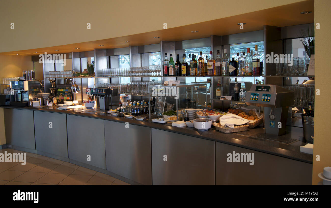 Berlino, Germania - Gennaio 17th, 2015: il cibo a buffet presso la Business lounge presso l'aeroporto internazionale Tegel di Berlino Foto Stock