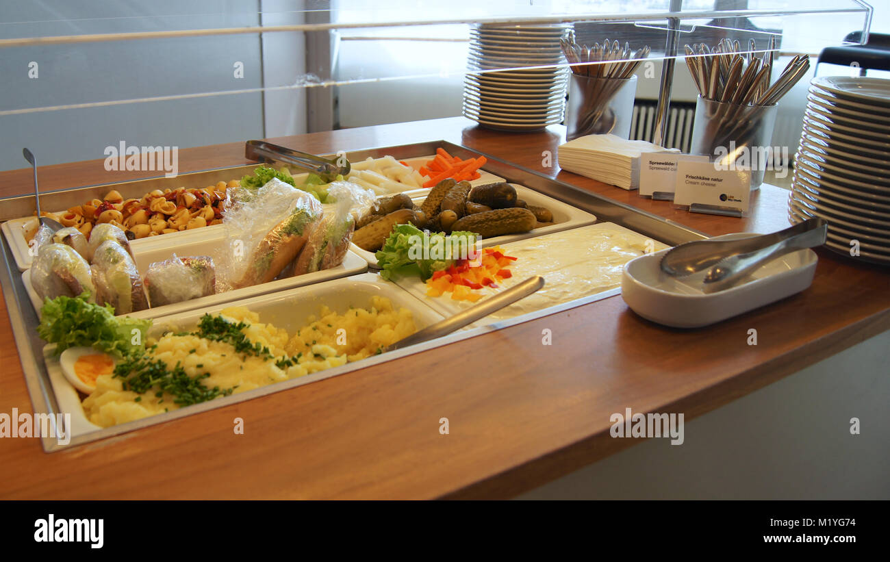 Berlino, Germania - Gennaio 17th, 2015: il cibo a buffet presso la Business lounge presso l'aeroporto internazionale Tegel di Berlino Foto Stock