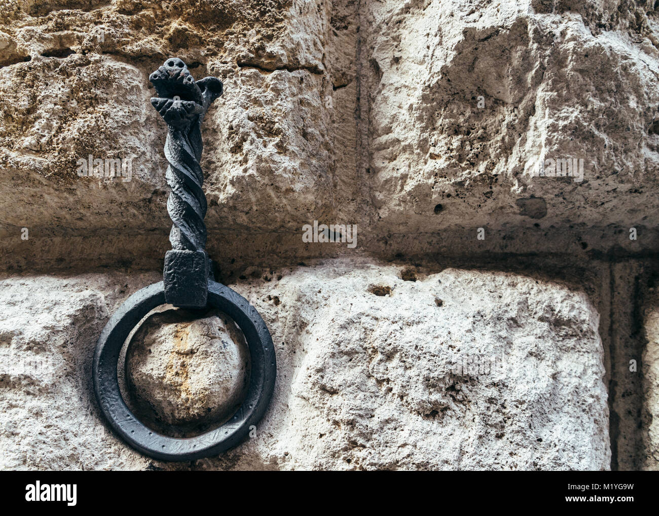 Antico anello di ferro per legare i cavalli sul muro di pietra, Siena  Toscana Italia Foto stock - Alamy