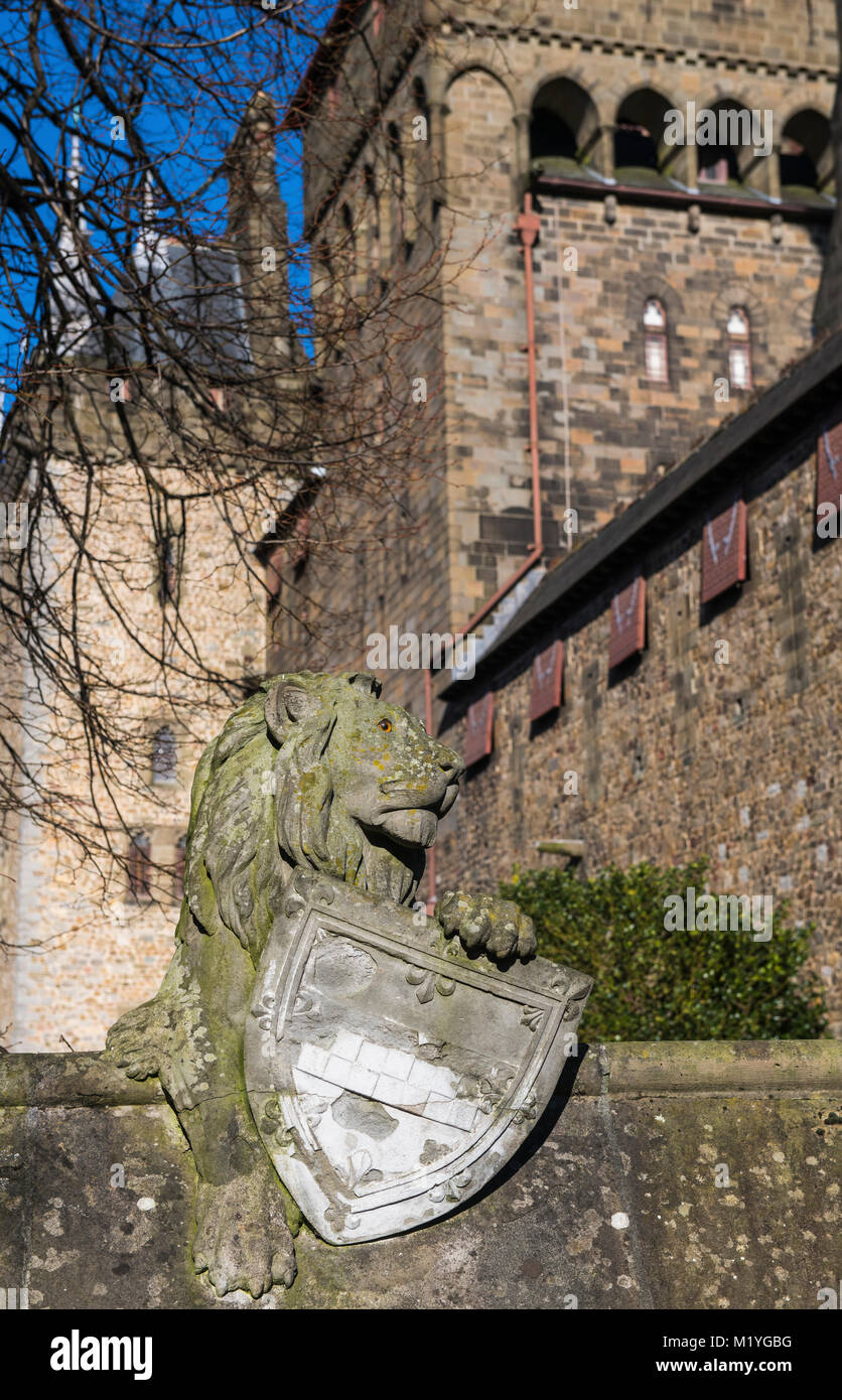 Leone scolpito sul Castello di Cardiff parete, Cardiff Foto Stock