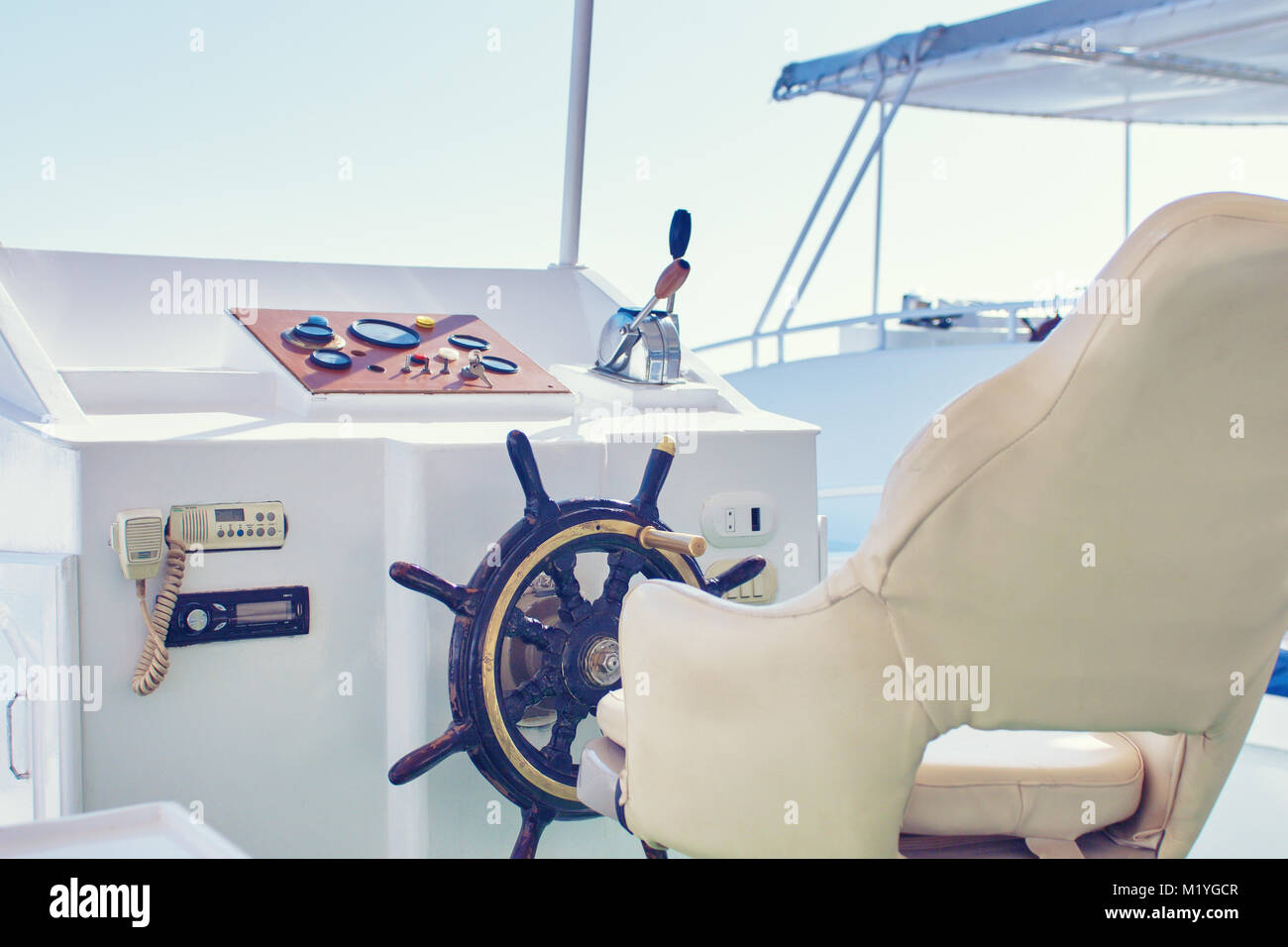 Il luogo del capitano per il controllo con volantino della nave. Foto Stock