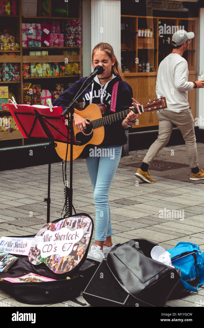 August 4th, 2017, Cork, Irlanda - artista Allie Sherlock cantando su Oliver Plunkett street Foto Stock