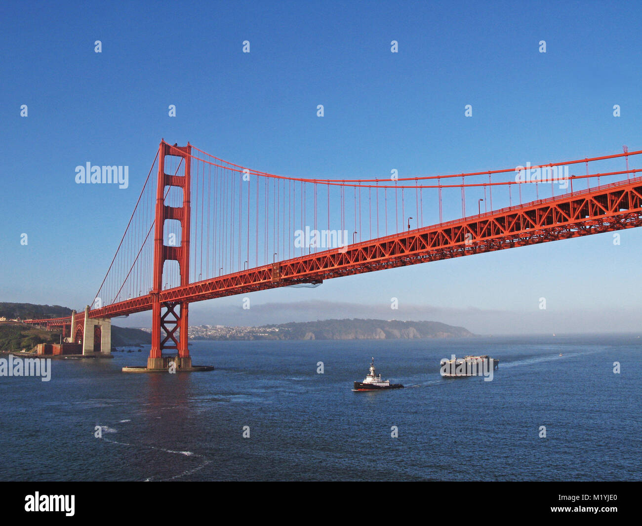 Rimorchiatore tirando tanker sotto il Golden Gate Bridge di San Francisco in California Foto Stock