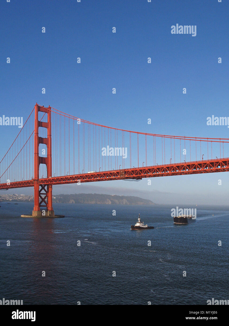 Rimorchiatore tirando tanker sotto il Golden Gate Bridge di San Francisco in California Foto Stock