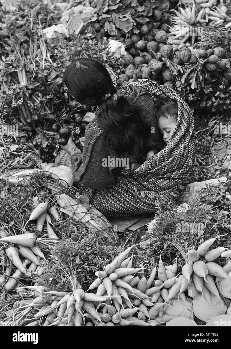 La madre e il bambino nel mercato ortofrutticolo Chichicastenango Guatemala Foto Stock