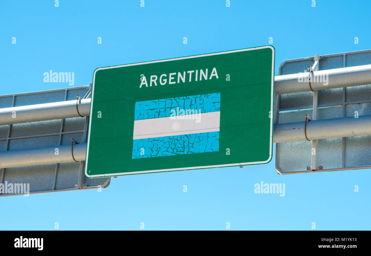 Segni al confine tra Argentina e Cile nel deserto di Atacama Foto Stock