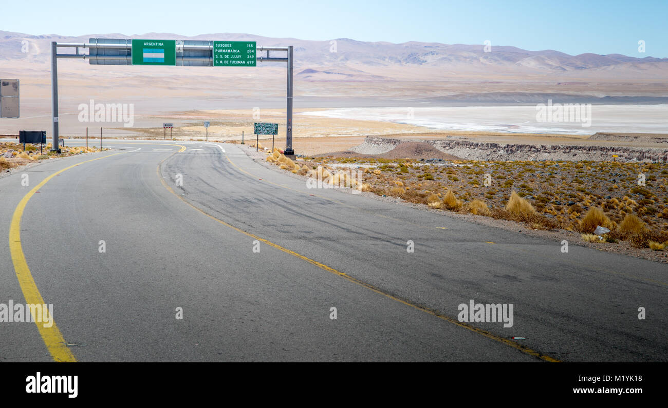 Segni al confine tra Argentina e Cile nel deserto di Atacama Foto Stock