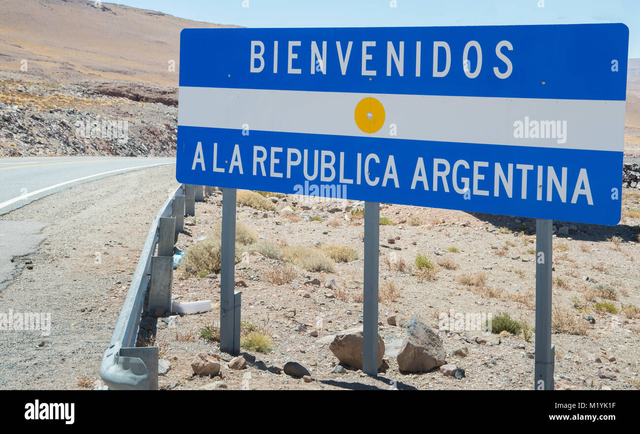 Confine tra Argentina e Cile nel deserto di Atacama e montagne delle Ande Foto Stock