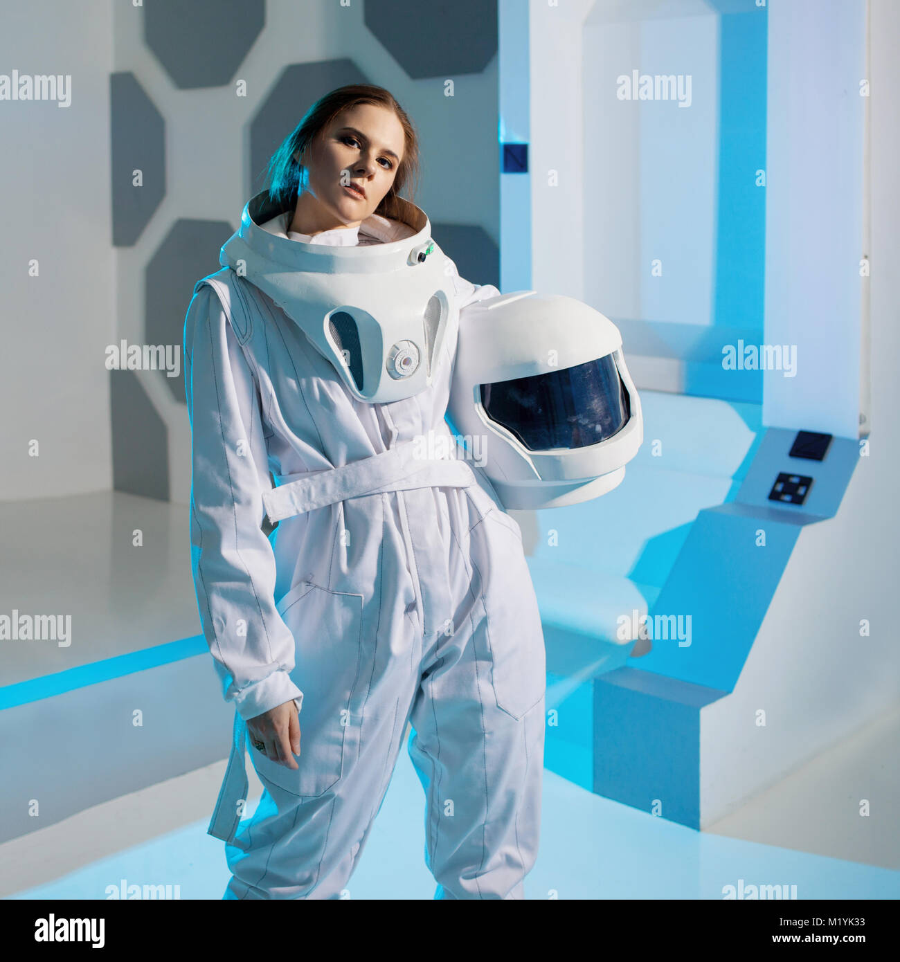 Ritratto di una donna astronauta in una tuta spaziale, look sognante fino Foto Stock