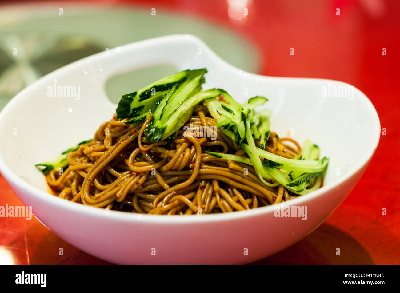 Una ciotola di heluo Tagliatelle aromatizzate con wasabi un Shaanxi piatti locali serviti presso il ristorante Cinese dell'ex Shang-ri La Golden Flower Hotel in X Foto Stock