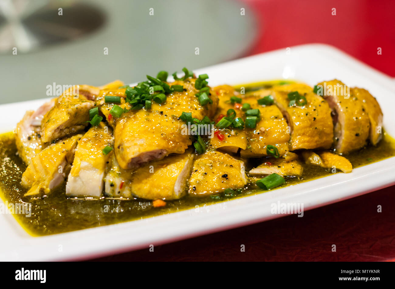 Una piastra di zhoumaji un pollo cotto a vapore piatto un Shaanxi piatti locali serviti presso il ristorante Cinese dell'ex Shang-ri La Golden Flower Hotel in Xi'un Foto Stock