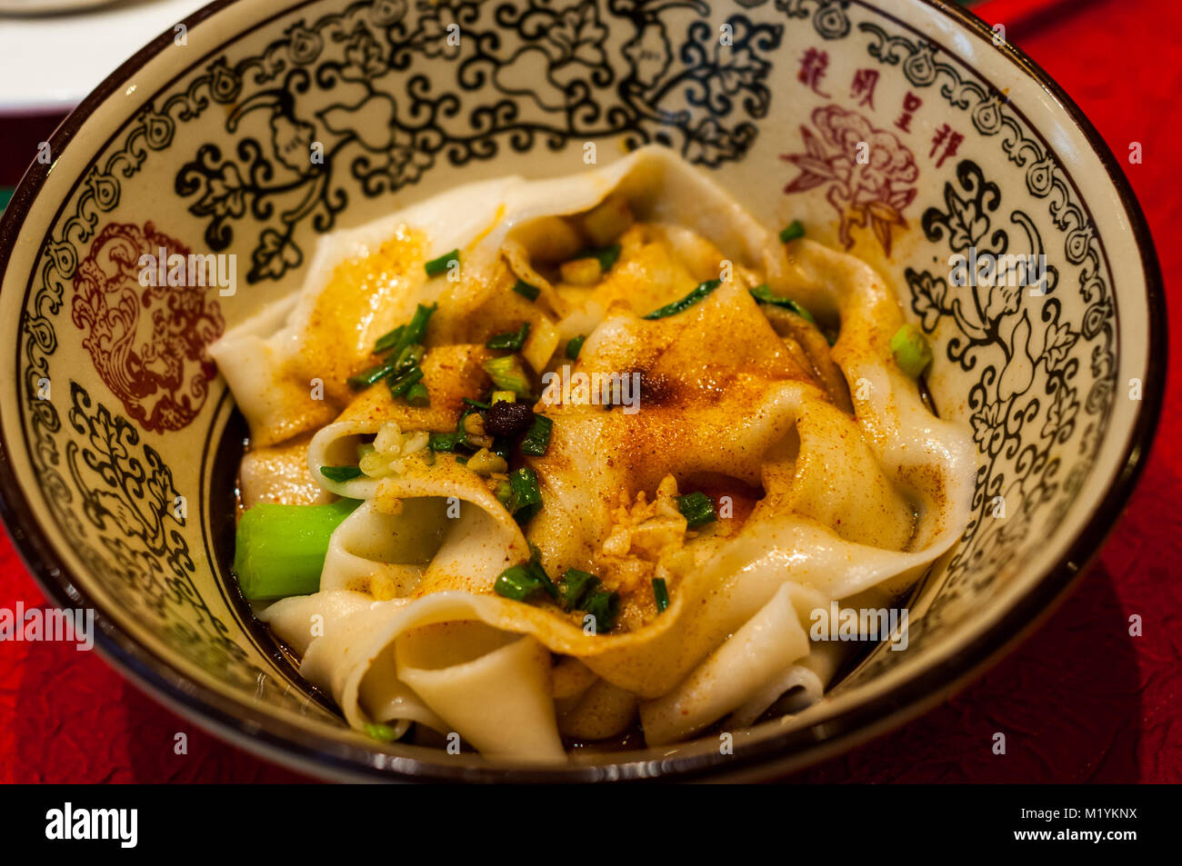 Una ciotola di youpomian, youpo tagliatelle, un Shaanxi piatti locali serviti presso il ristorante Cinese dell'ex Shang-ri La Golden Flower Hotel in Xi'an, Shaa Foto Stock