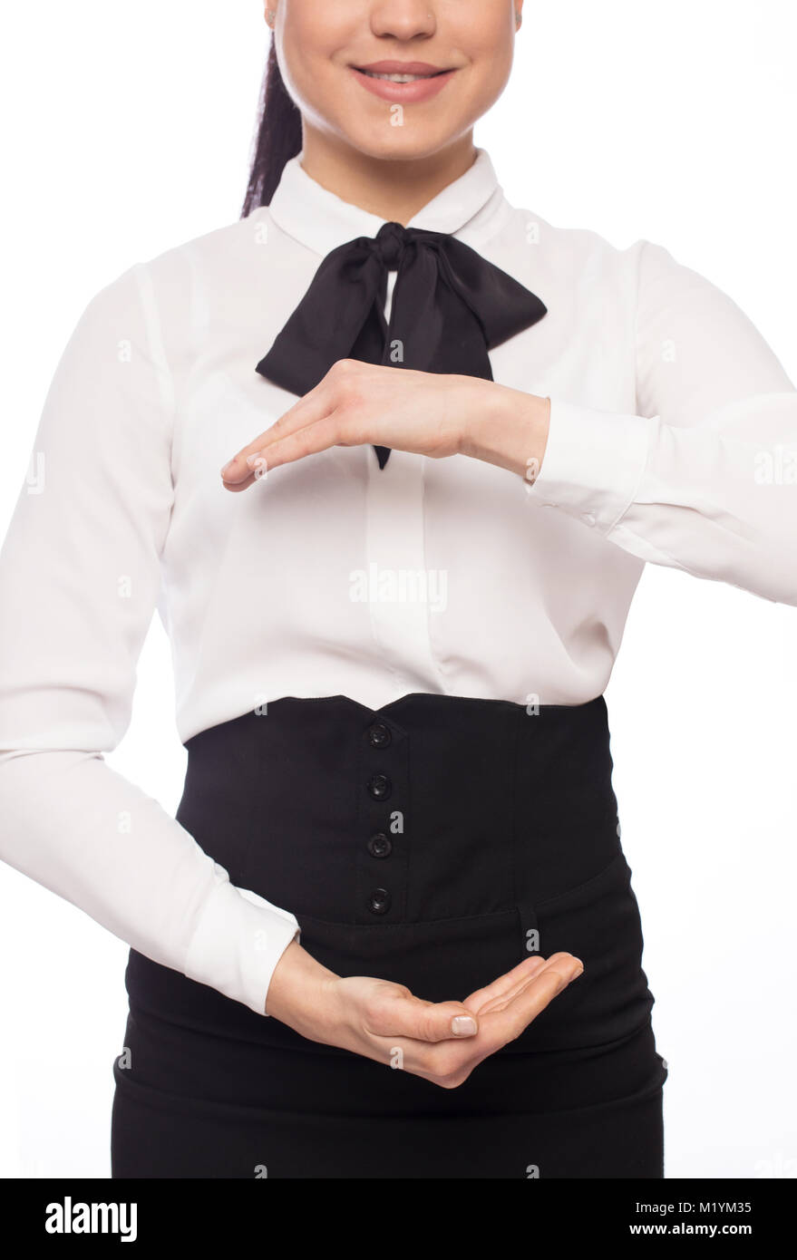 Giovane imprenditrice formando cerchio con le sue mani, isolato su bianco Foto Stock