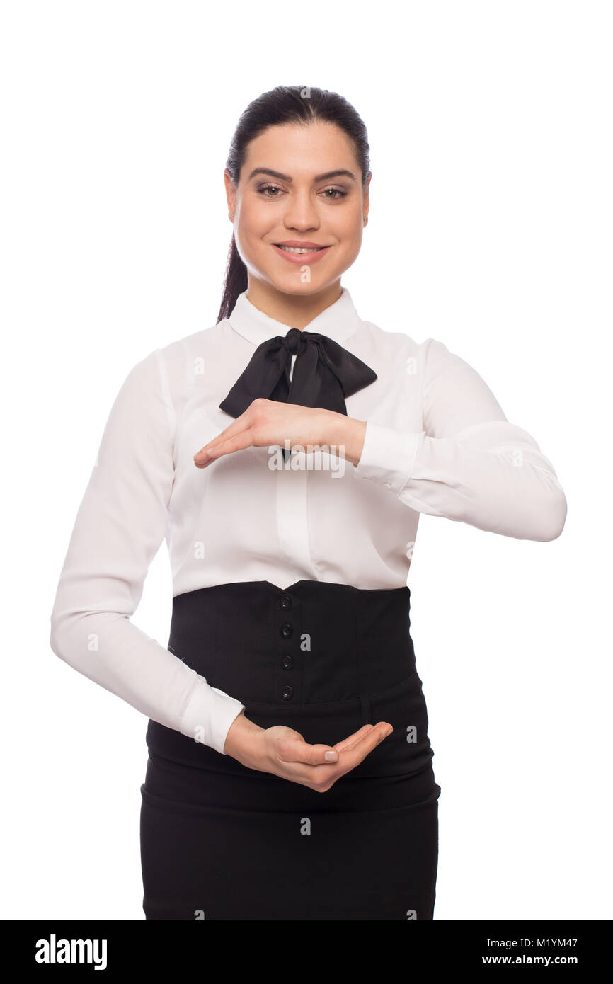 Felice giovane imprenditrice formando cerchio con le sue mani, isolato su bianco Foto Stock