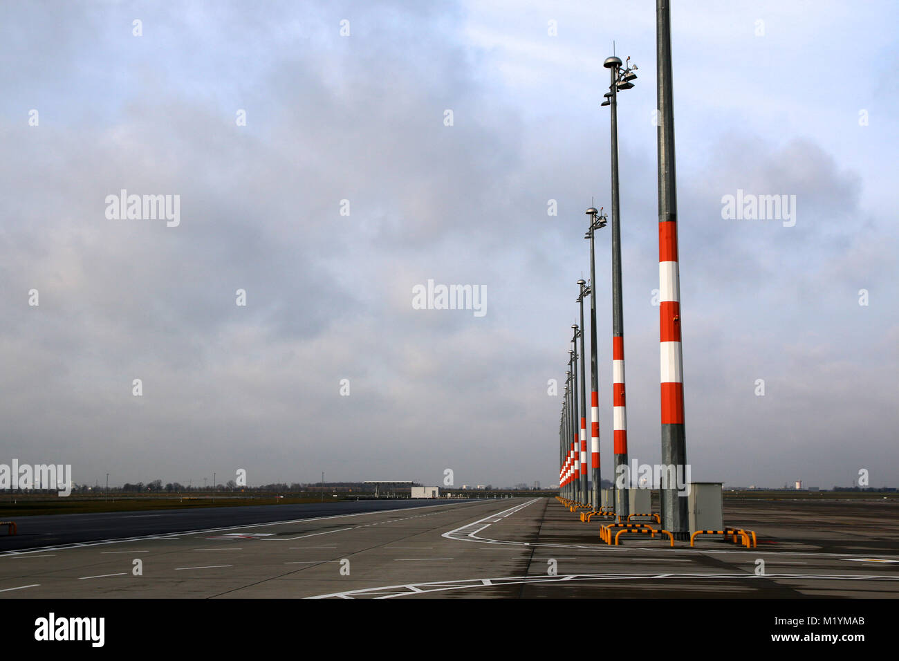 Berlino, Germania - Gennaio 17th, 2015: vista del grembiule vuoto con posizioni di parcheggio e le luci. La Tarmac a Berlin Brandenburg Airport BER Foto Stock