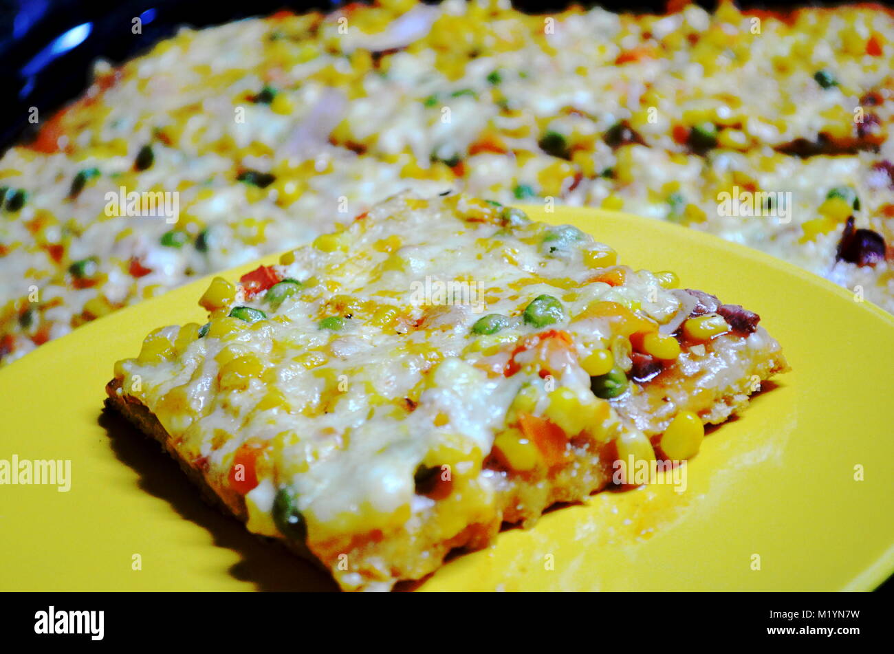 Una fetta di pizza fatta in casa Foto Stock