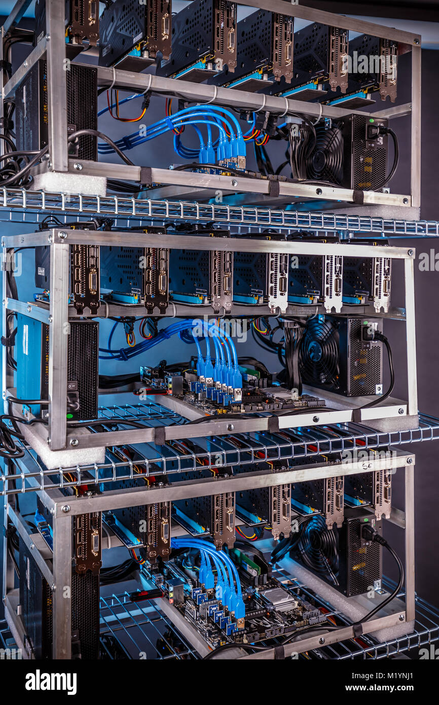 In casa crypto valuta attrezzature minerarie in una custodia di alluminio con scheda madre, schede grafiche PCIe e powered extender riser. Foto Stock