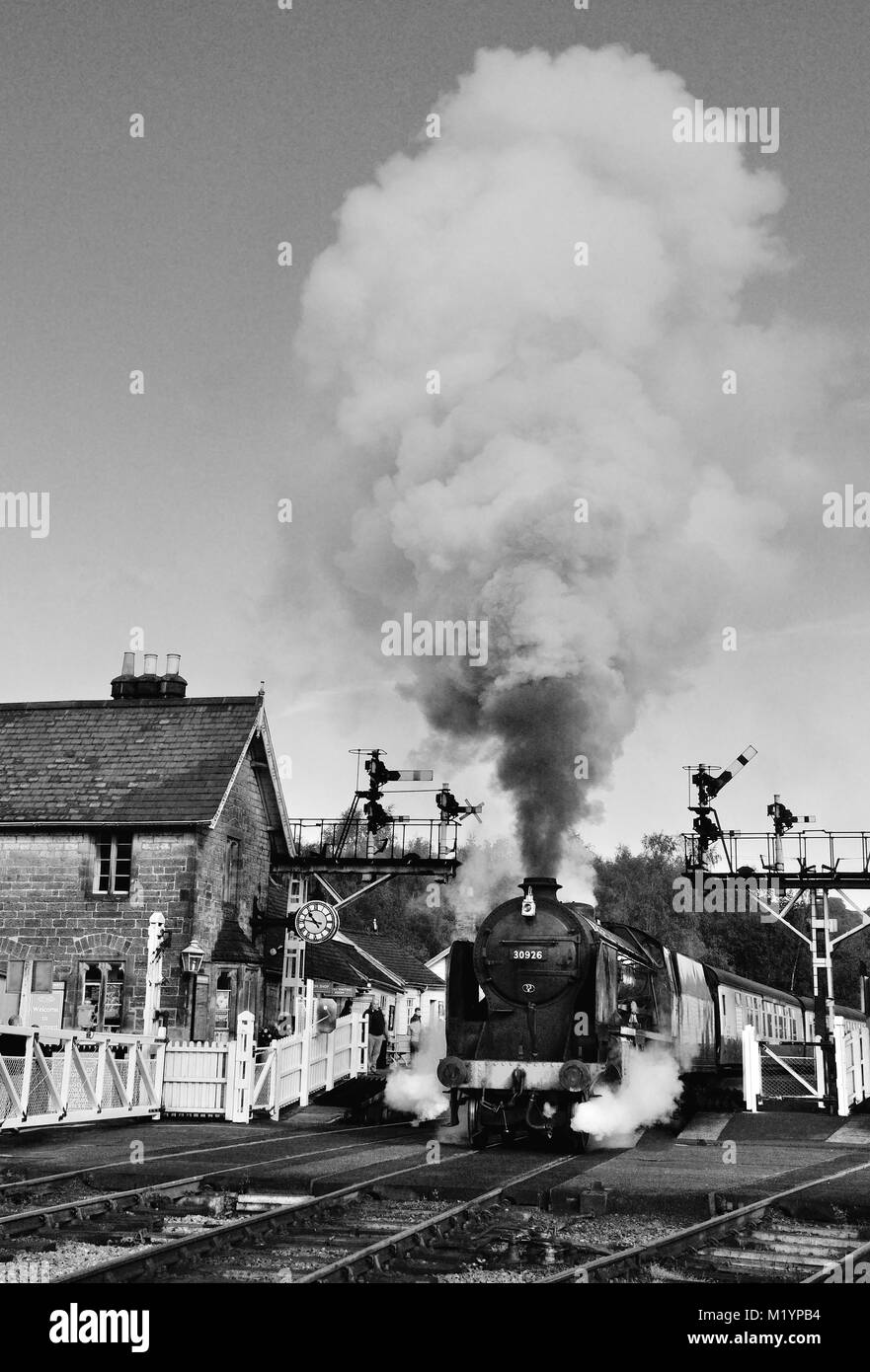 SR Scuole classe n. 30926 'Repton" rende un smoky partenza da Grosmont con il 10.30 a Pickering, in ritardo a causa di problemi ai freni. Foto Stock