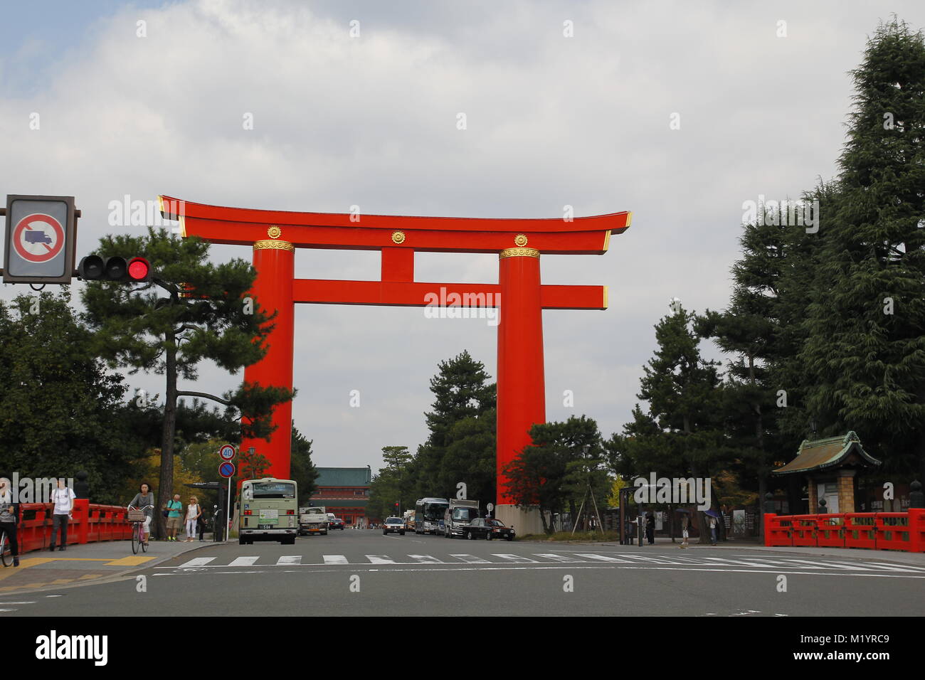 Red torii gate in ingresso del Santuario Heian in Kyoto, uno dei più grandi toriis in Giappone Foto Stock