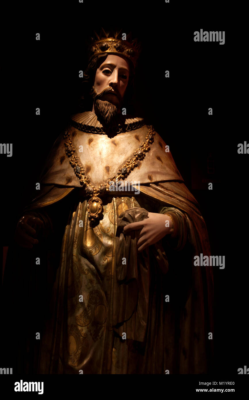 Una scultura di San Luigi, re di Francia, viene visualizzato in Tesoros de la Catedral museum di Puebla de los Angeles, Messico. Foto Stock