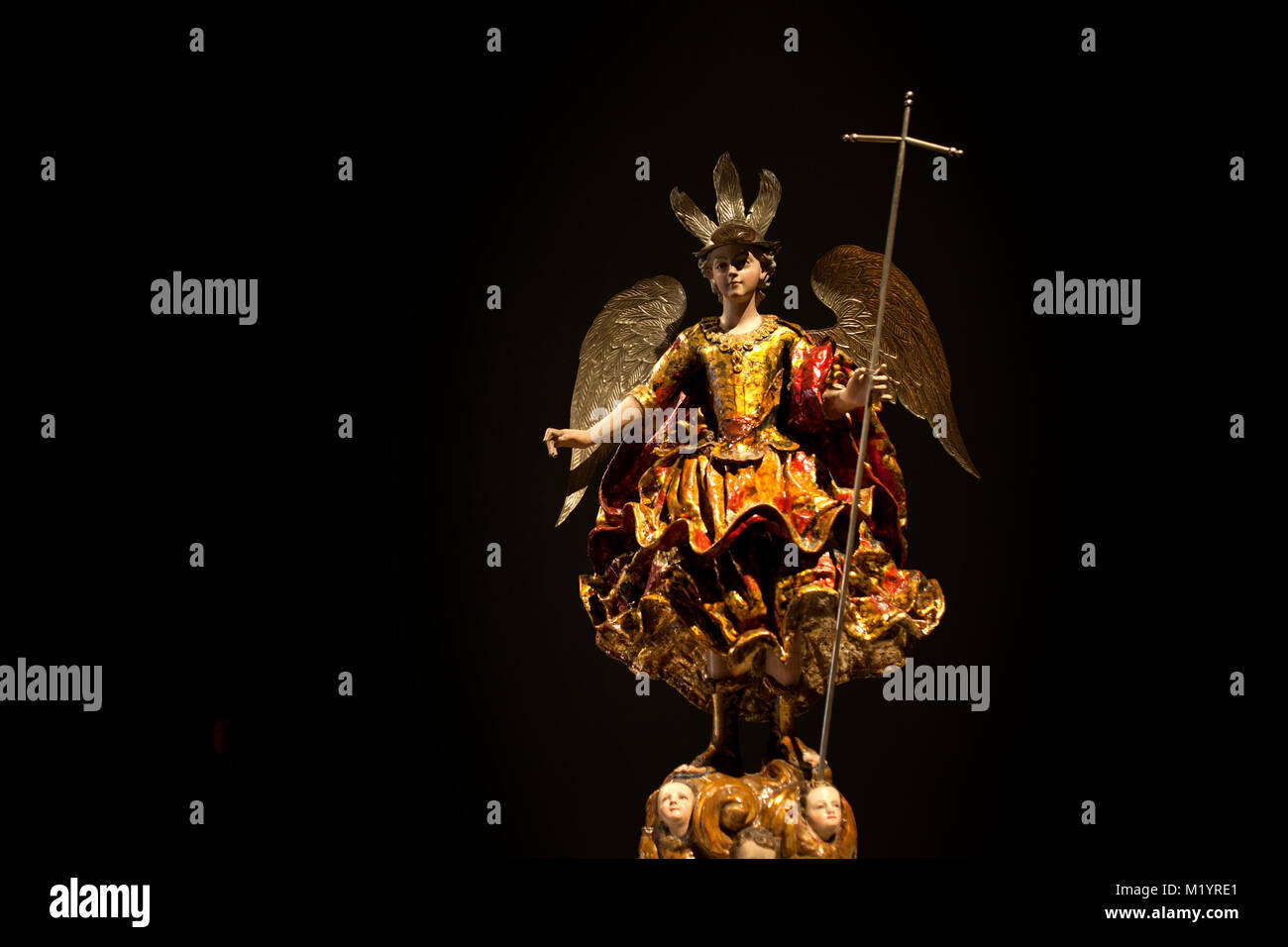 Una scultura di San Michele Arcangelo azienda viene visualizzata una croce in Tesoros de la Catedral museum di Puebla de los Angeles, Messico. Foto Stock
